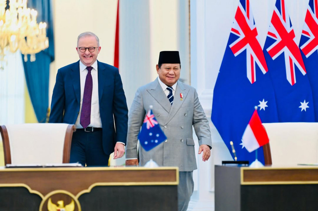 Setibanya di halaman Istana Merdeka, tampak pasukan jajar kehormatan telah berbaris rapi menyambut kedatangan PM Albanese. Selain itu, penyambutan juga dimeriahkan dengan penampilan Tari Naikonos Larik dari Nusa Tenggara Timur (NTT) yang dibawakan oleh 12 penari dan 6 pemusik sebagai representasi kekayaan budaya Indonesia.