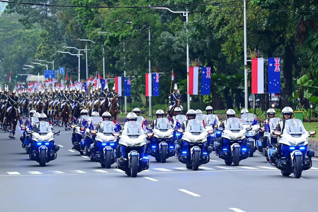 PM Albanese tiba di halaman Istana Merdeka sekitar pukul 09.00 WIB. Kepala Pemerintahan Australia tersebut tiba dengan pengawalan 17 pasukan motoris. Rangkaian kendaraan yang membawa PM Albanese juga diiringi oleh sekitar 120 pasukan berkuda sejak kawasan Patung Kuda hingga halaman Istana Merdeka, menambah khidmat prosesi penyambutan.