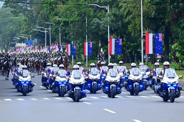 PM Albanese tiba di halaman Istana Merdeka sekitar pukul 09.00 WIB. Kepala Pemerintahan Australia tersebut tiba dengan pengawalan 17 pasukan motoris. Rangkaian kendaraan yang membawa PM Albanese juga diiringi oleh sekitar 120 pasukan berkuda sejak kawasan Patung Kuda hingga halaman Istana Merdeka, menambah khidmat prosesi penyambutan.