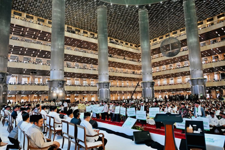 Acara juga turut dihadiri Wakil Presiden ke-10 dan ke-12 Jusuf Kalla, jajaran Kabinet Merah Putih, sejumlah duta besar negara sahabat, serta para ulama dan tokoh agama Islam dari berbagai daerah.