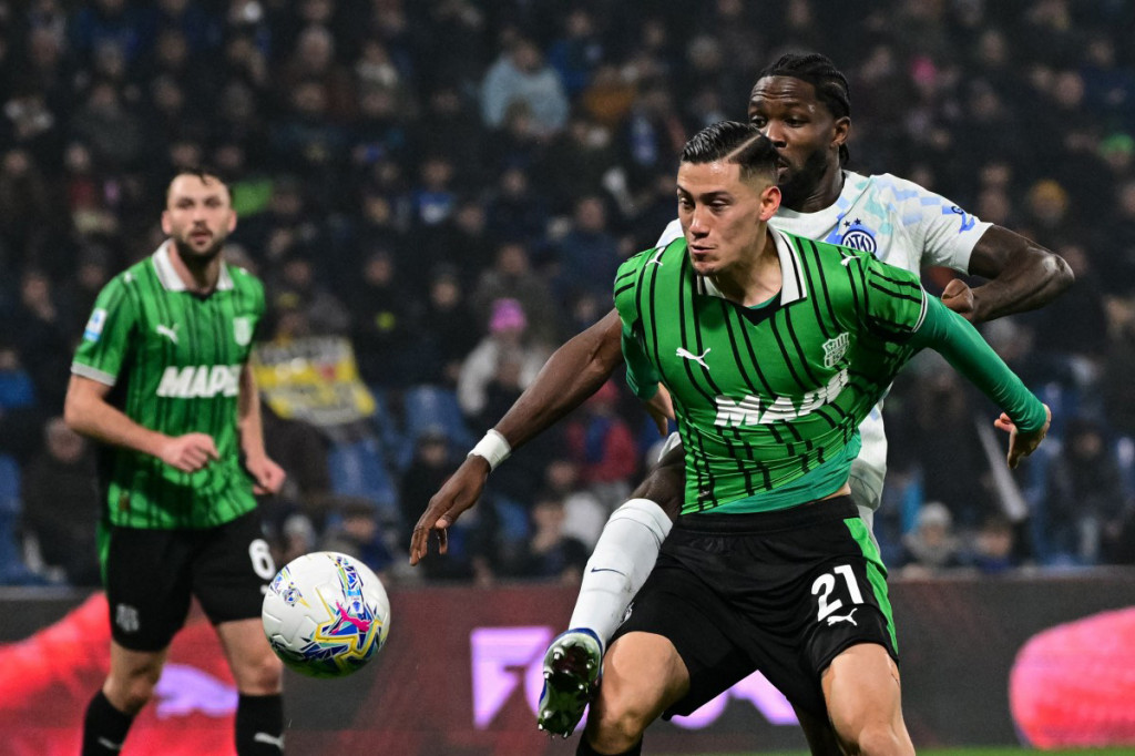 Jay Idzes tampil sejak menit awal mengawal lini belakang Sassuolo, namun pertahanan tuan rumah terus berada di bawah tekanan Inter sejak awal pertandingan.