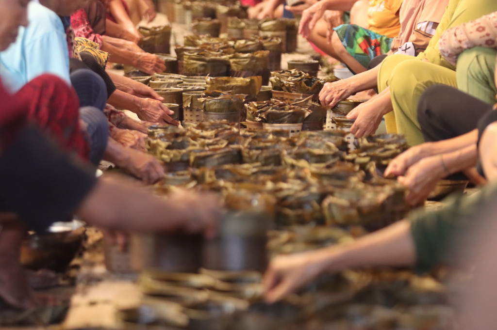 Menjelang perayaan Tahun Baru Imlek 2026, produksi kue keranjang di pusat produksi Ny. Lauw 55, Tangerang, mengalami peningkatan signifikan.