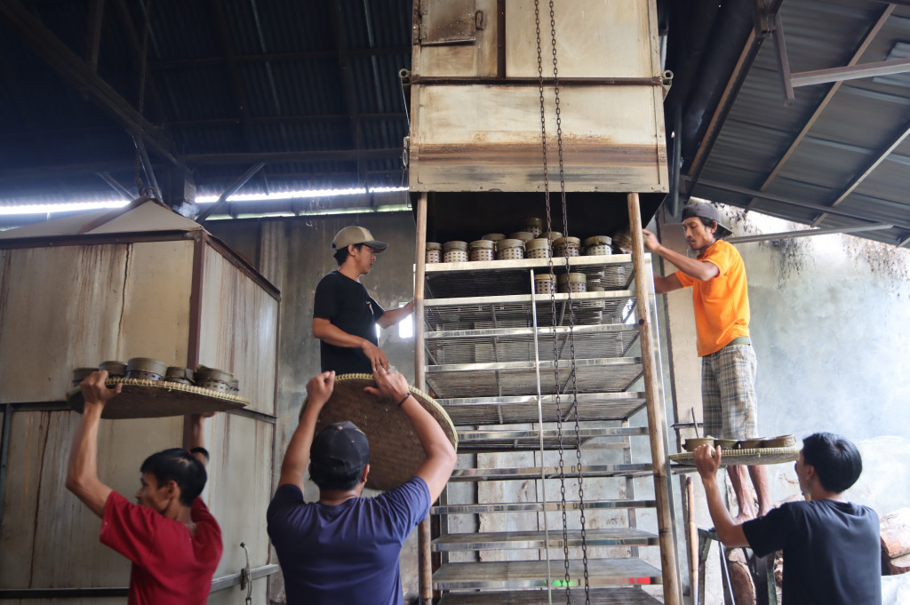 Untuk memenuhi pesanan, pihak produsen meningkatkan kapasitas produksi harian dibandingkan hari normal. Penambahan jumlah tenaga kerja serta perpanjangan jam operasional dilakukan agar proses produksi dapat berjalan optimal dan pesanan konsumen terpenuhi tepat waktu.