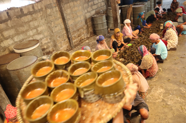 Kue keranjang menjadi salah satu pangan khas yang paling diburu saat Imlek karena memiliki makna simbolis. Tekstur lengket dan rasa manisnya dipercaya melambangkan harapan akan rezeki yang terus mengalir, keharmonisan keluarga, serta keberuntungan di tahun yang baru.