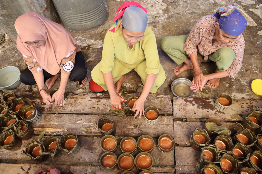 Kue keranjang yang menjadi hidangan wajib saat Imlek ini mulai diproduksi dalam jumlah lebih besar untuk memenuhi lonjakan permintaan masyarakat yang meningkat sejak beberapa pekan terakhir.