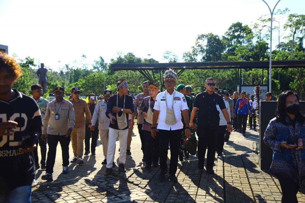 Sekretaris Badan Nasional Pengelola Perbatasan (BNPP) Komjen Pol. Makhruzi Rahman menegaskan urgensi pembangunan Satuan Pelayanan Pemenuhan Gizi (SPPG) di Pos Lintas Batas Negara (PLBN) Yetetkun sebagai langkah strategis menghadirkan layanan dasar yang adil dan merata di kawasan perbatasan Indonesia–Papua Nugini.