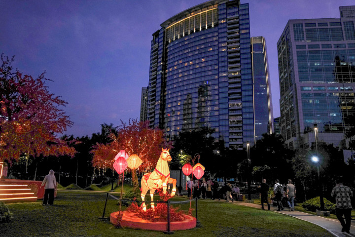 Menjelang perayaan Tahun Baru Imlek 2026, Taman Satrio One di kawasan Kuningan, Jakarta Selatan, ramai dikunjungi warga, Senin, 9 Februari 2026. 