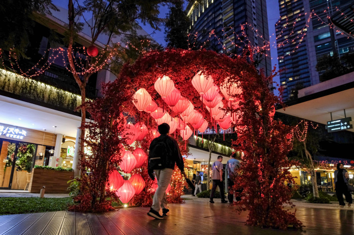 Berbagai ornamen dengan dominasi warna merah serta lampion dalam beragam bentuk terpasang di sejumlah sudut taman.