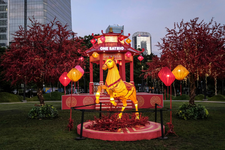 Dekorasi tersebut tidak hanya mempercantik area publik, tetapi juga menambah semarak suasana jelang perayaan Tahun Baru Imlek.