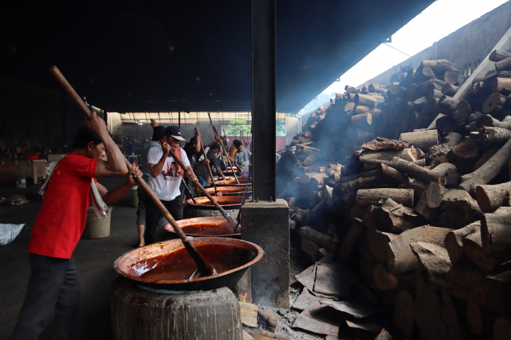 Menjelang memasuki Bulan Ramadan, produksi dodol di pusat produksi Ny. Lauw 55, Tangerang, mengalami peningkatan signifikan.