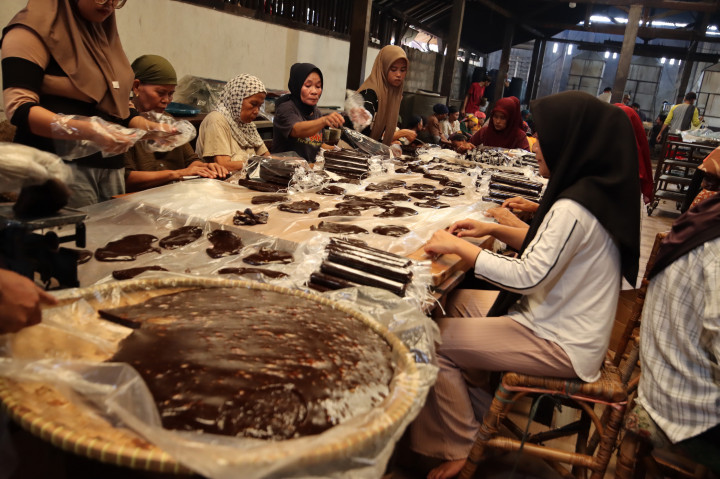 Kenaikan produksi dilakukan untuk memenuhi permintaan pasar yang biasanya melonjak seiring tradisi masyarakat mengonsumsi dodol sebagai sajian dan oleh-oleh selama Ramadan hingga Idulfitri. 