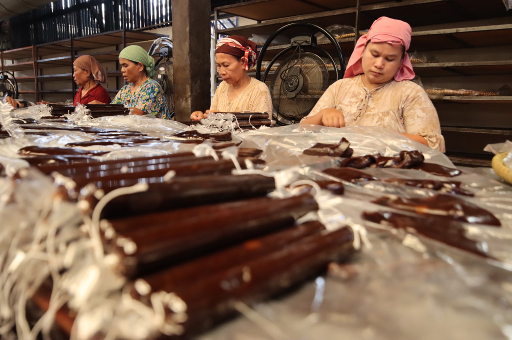 Pelaku usaha menambah volume produksi dan jam kerja guna menjaga ketersediaan stok di pasaran.