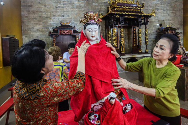 Tradisi ini dimaknai sebagai simbol membersihkan diri dari hal-hal buruk sekaligus menyambut harapan, keberuntungan, dan kehidupan yang lebih baik pada tahun yang baru.