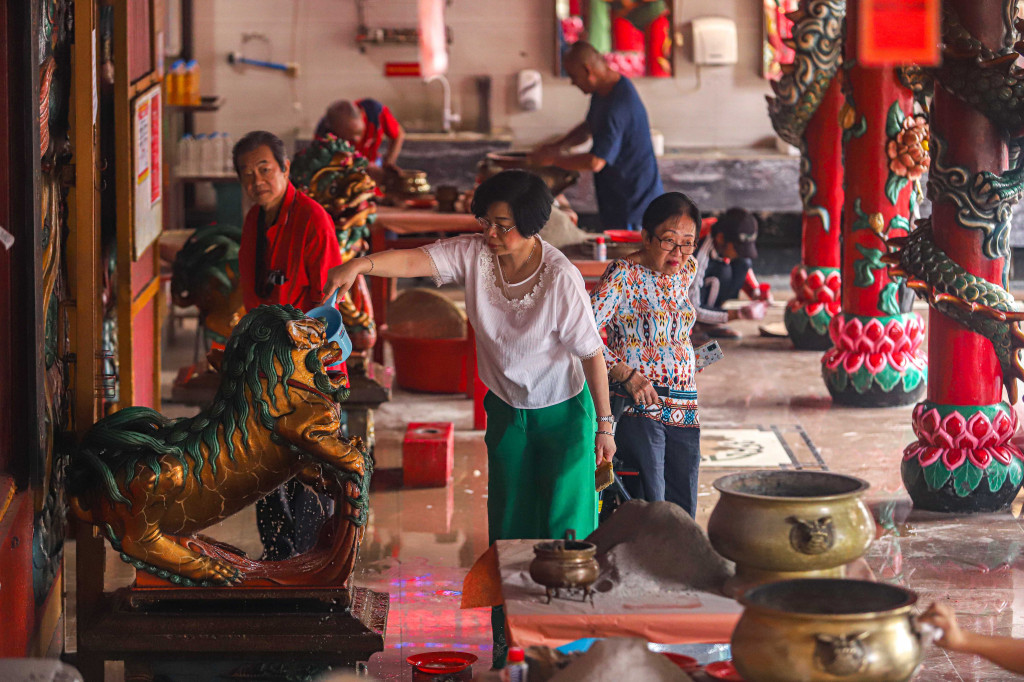 Warga keturunan Tionghoa bergotong royong membersihkan patung dewa atau rupang di Wihara Amurva Bhumi di Karet, Semanggi, Jakarta, Selasa, 10 Februari 2026. 
