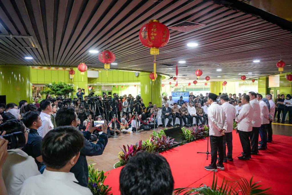 “Pada siang hari ini, pemerintah meluncurkan Paket Stimulus Ekonomi 1-2026 menjelang bulan Ramadan dan libur Idulfitri 2026 di Stasiun Gambir, Jakarta, Selasa, 10 Februari 2026,” ujar Seskab Teddy dalam keterangan tertulisnya.