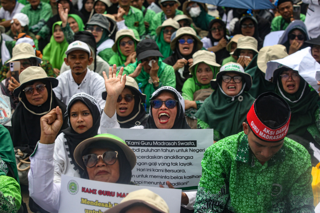 Ratusan anggota Perkumpulan Guru Madrasah (PGM) Indonesia menggelar unjuk rasa di depan Gedung DPR/MPR, Jakarta, Rabu, 11 Februari 2026. 