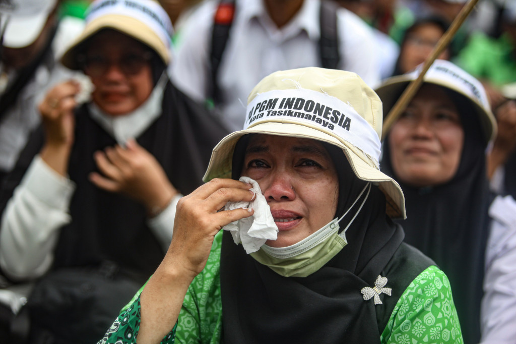 Kondisi tersebut, menurut mereka, tidak sebanding dengan tanggung jawab pendidikan yang diemban.
