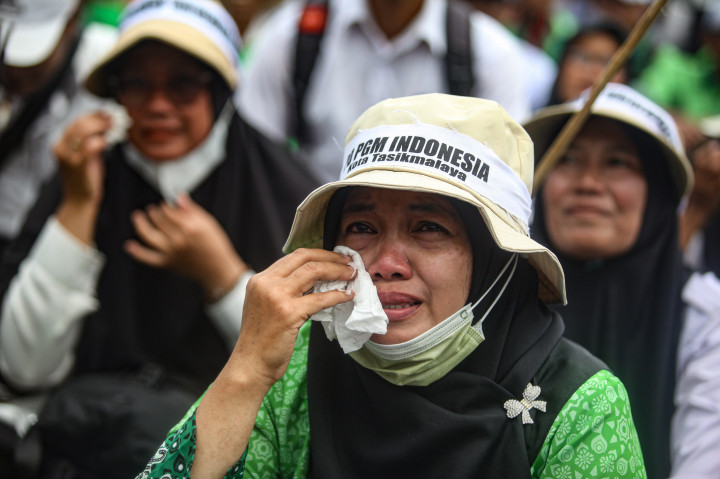 Kondisi tersebut, menurut mereka, tidak sebanding dengan tanggung jawab pendidikan yang diemban.
