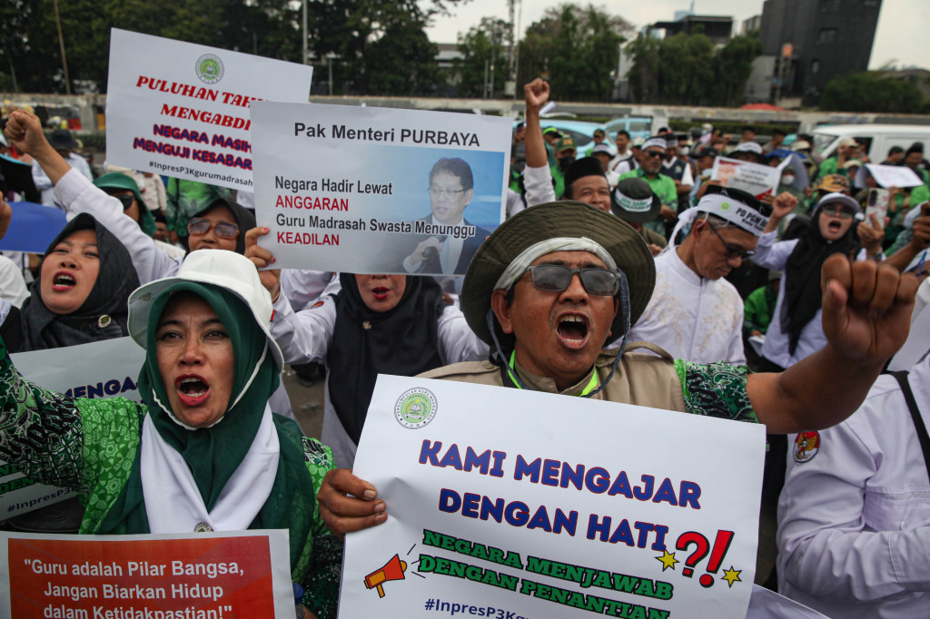 Para guru menyatakan telah bertahun-tahun mengabdi dengan status honorer tanpa kepastian kesejahteraan maupun kejelasan pengangkatan dari negara. 