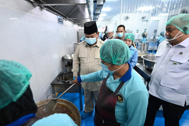 Presiden Prabowo menjelaskan bahwa program ini dilatarbelakangi kondisi stunting yang pernah mencapai 25 persen dari total anak Indonesia. 