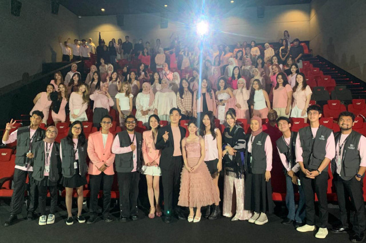 Mini film tersebut disutradarai Z Gautama dan dibintangi Melody Irawan sebagai Selena serta Park Nam sebagai Min Jun. Dalam cerita, Selena yang beraksen Jawa menjadi turis di Korea Selatan dan tersesat. Ia kemudian dipertemukan dengan Min Jun yang fasih berbahasa Indonesia.