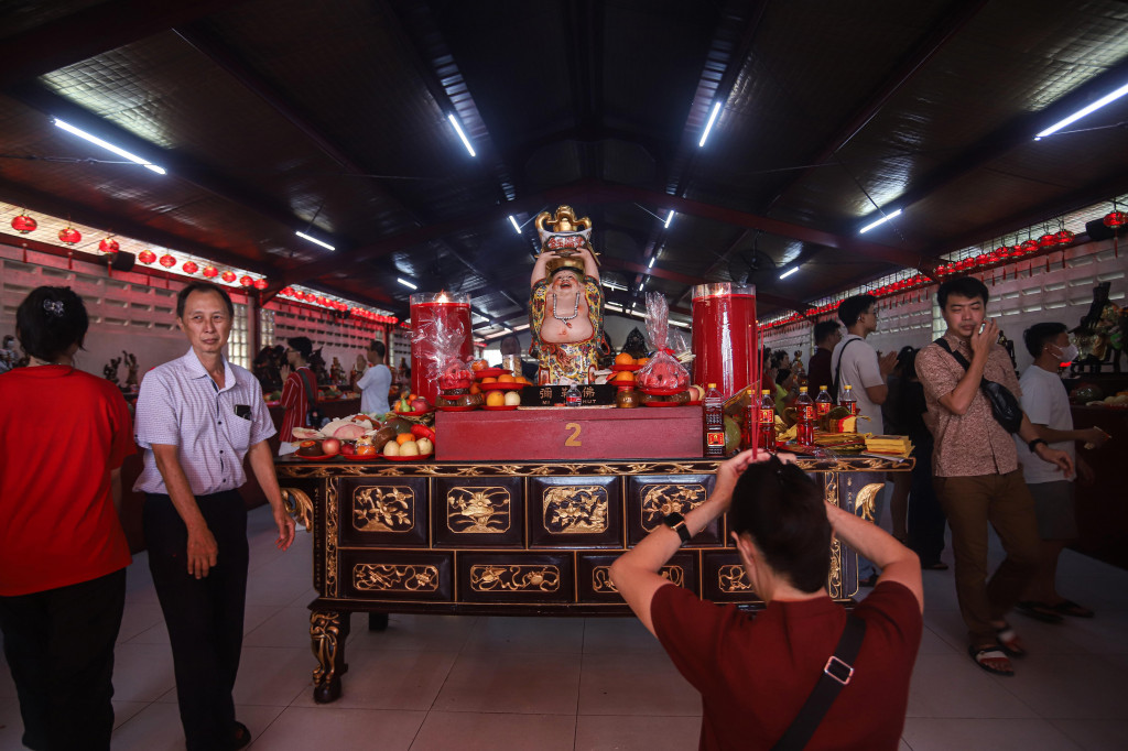 Warga keturunan Tionghoa memadati kompleks Wihara Dharma Bakti, Petak Sembilan, Glodok, Jakarta, Selasa, 17 Februari 2026, untuk melaksanakan sembahyang Tahun Baru Imlek 2577 Kongzili. Sejak pagi, halaman wihara yang kental nuansa merah dan emas itu dipenuhi umat yang datang bersama keluarga.