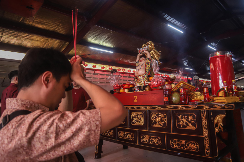 Asap dupa mengepul perlahan di udara, berpadu dengan lantunan doa yang dipanjatkan penuh khusyuk. 