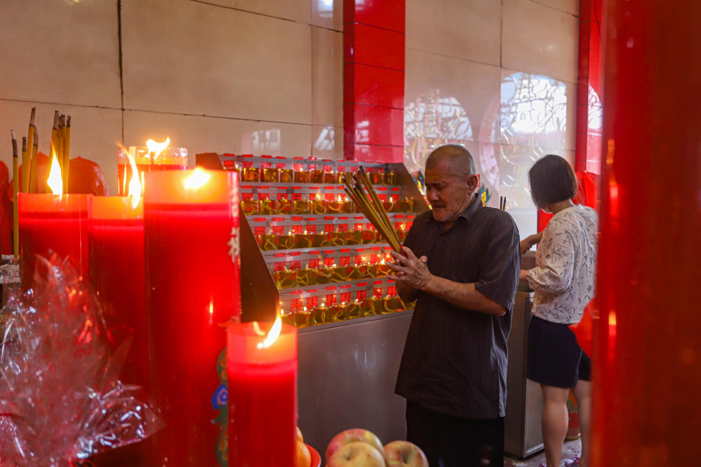  Umat secara bergantian menyalakan lilin dan menundukkan kepala sebagai simbol penghormatan serta ungkapan syukur atas karunia yang telah diterima sepanjang tahun lalu.