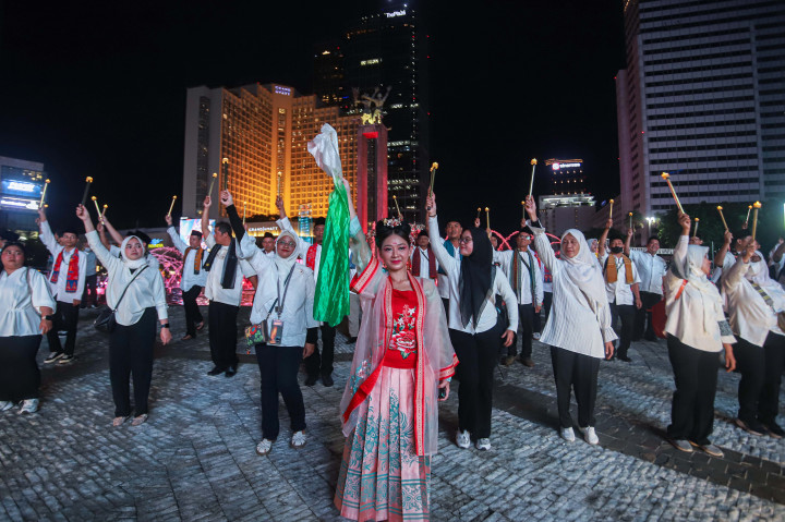 Aparatur sipil negara (ASN) mengikuti pawai sambut Ramadan 1447 Hijriah di kawasan Bundaran HI, Jakarta, Selasa, 17 Februari 2026. Uniknya, kegiatan tersebut digelar di tengah suasana perayaan Tahun Baru Imlek 2577 Kongzili yang masih terasa di sejumlah titik ibu kota.
