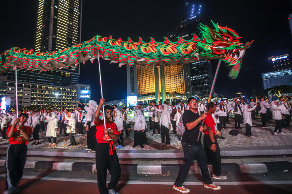 Pemerintah Provinsi DKI Jakarta mengemas momen ini dalam tajuk 'Double Blessing Chinese New Year 2577 Kongzili and Ramadan Kareem 1447 H'. Dari semarak Imlek yang identik dengan nuansa merah dan lampion, langkah perayaan berlanjut menuju hangatnya suasana Ramadan yang sarat nilai spiritual.
