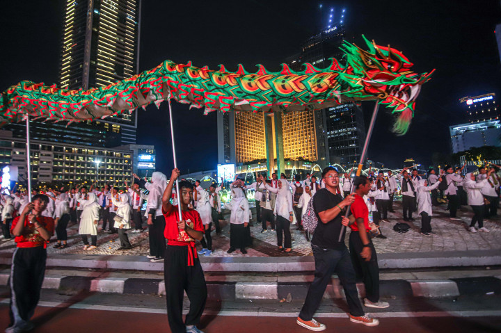 Pemerintah Provinsi DKI Jakarta mengemas momen ini dalam tajuk 'Double Blessing Chinese New Year 2577 Kongzili and Ramadan Kareem 1447 H'. Dari semarak Imlek yang identik dengan nuansa merah dan lampion, langkah perayaan berlanjut menuju hangatnya suasana Ramadan yang sarat nilai spiritual.
