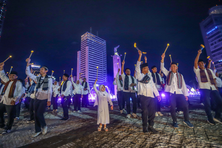 Para peserta pawai berjalan mengelilingi kawasan pusat kota dengan penuh semangat. Perpaduan atribut bernuansa Imlek dan Ramadan menciptakan pemandangan yang simbolik, menggambarkan keberagaman budaya dan agama yang hidup berdampingan di Jakarta.