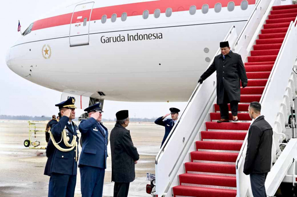 Di bawah tangga pesawat, Presiden Prabowo tampak disambut oleh Duta Besar Indonesia untuk Amerika Serikat Dwisuryo Indroyono Soesilo, Atase Pertahanan RI Washington Marsma TNI E. Wisoko Aribowo, dan Maintenance Group Commander Colonel Gary Charland. Selepas itu, Presiden Prabowo langsung menuju hotel tempatnya bermalam selama berada di Washington DC.