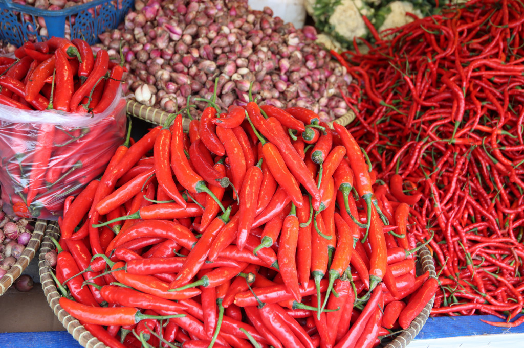 Berdasarkan data Pusat Informasi Harga Pangan Strategis (PIHPS) Nasional yang dikelola Bank Indonesia, harga cabai merah keriting tercatat Rp52.950 per kilogram, cabai rawit hijau Rp56.200 per kilogram, dan cabai merah besar mencapai Rp48.000 per kilogram.