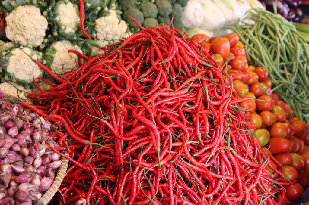 Di antara deretan komoditas hortikultura, cabai masih menjadi perhatian utama karena harganya yang fluktuatif. Cabai rawit merah dijual di kisaran Rp75.000 hingga Rp88.000 per kilogram, membuat sejumlah pembeli mengaku harus menyesuaikan jumlah belanja mereka.