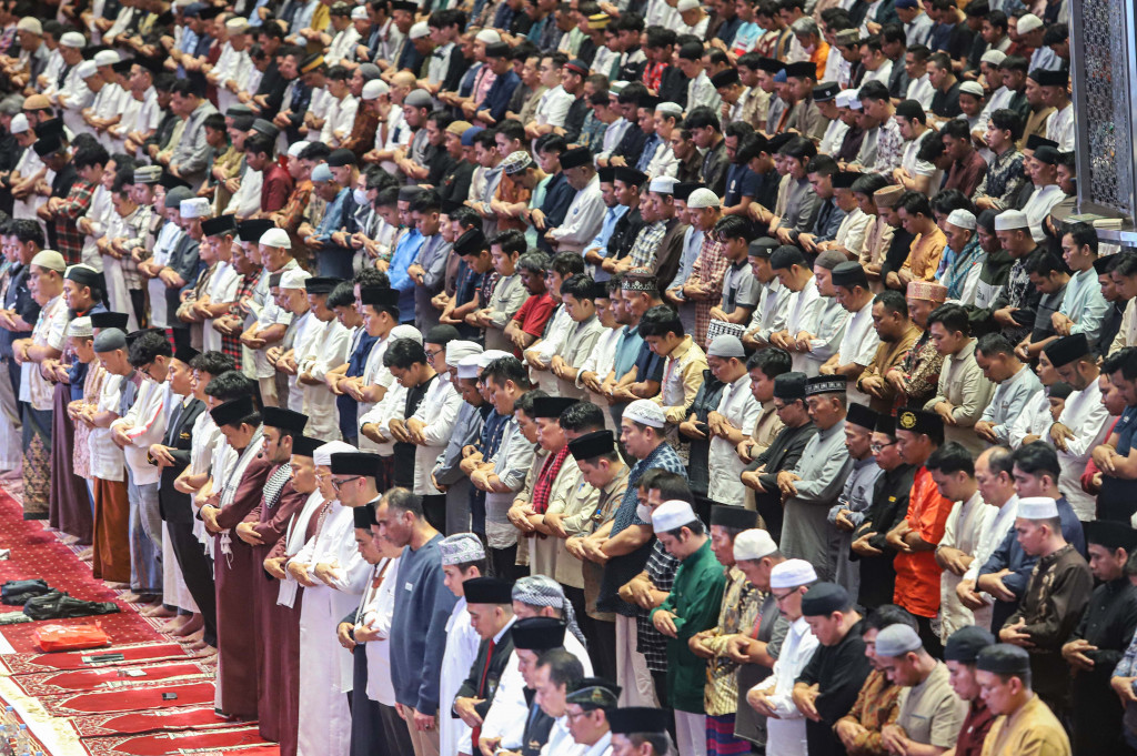 Saf-saf jemaah terisi penuh, sementara gema lantunan ayat suci Al-Qur’an menggema di dalam masjid terbesar di Asia Tenggara tersebut.