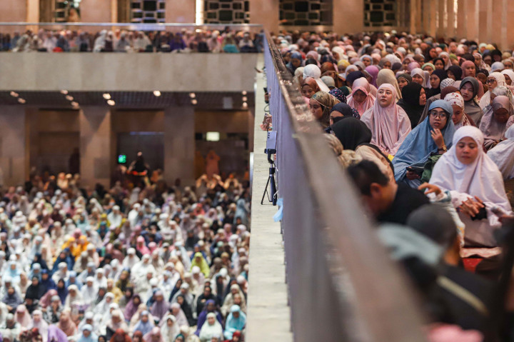 Bagi banyak jemaah, tarawih malam pertama selalu menghadirkan rasa syukur, haru, dan semangat untuk menjalani Ramadan dengan lebih baik. Di bawah kubah Istiqlal, doa-doa pun dipanjatkan, berharap bulan suci membawa keberkahan bagi semua.