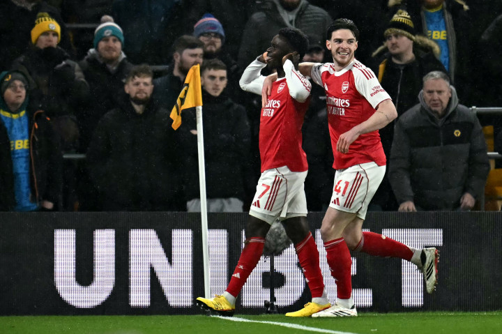 Gol Bukayo Saka dan Piero Hincapie membuat Arsenal unggul. Wolves memperkecil ketertinggalan melalui gol Hugo Bueno sebelum The Gunners harus puas dipaksa imbang lewat gol bunuh diri Riccardo Calafiori saat injury time.
