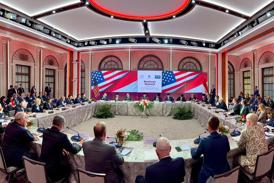 “Hal ini memberikan sinyal yang jelas bahwa Indonesia dan Amerika Serikat memilih untuk melanjutkan kerja sama ekonomi yang lebih dalam, akses pasar yang lebih kuat, dan kepastian yang lebih besar bagi dunia bisnis,” ucap Presiden dalam sambutannya pada sesi roundtable Business Summit dalam rangka kunjungan kerjanya di Washington DC, Amerika Serikat, Rabu, 18 Februari 2026.