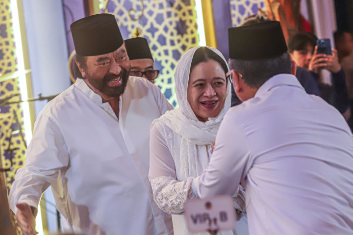 Acara silaturahmi ini dihadiri oleh sejumlah tokoh penting. Tampak hadir Wakil Presiden ke-10 dan ke-12 RI Jusuf Kalla, Ketua DPR RI Puan Maharani, sejumlah pimpinan partai politik, hingga jajaran menteri Kabinet Merah Putih.
