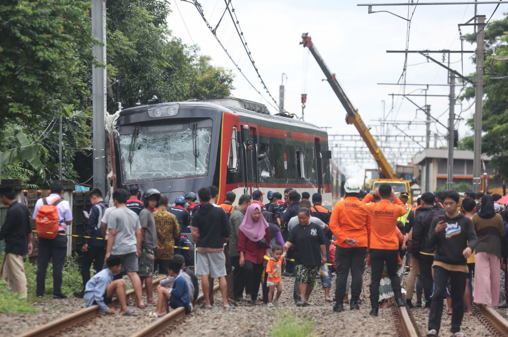 Petugas melakukan evakuasi rangkaian kereta api (KA) Bandara Soekarno-Hatta yang anjlok di lintas Rawa Buaya-Batuceper, Stasiun Poris, Kota Tangerang, Banten, Jumat, 20 Februari 2026.