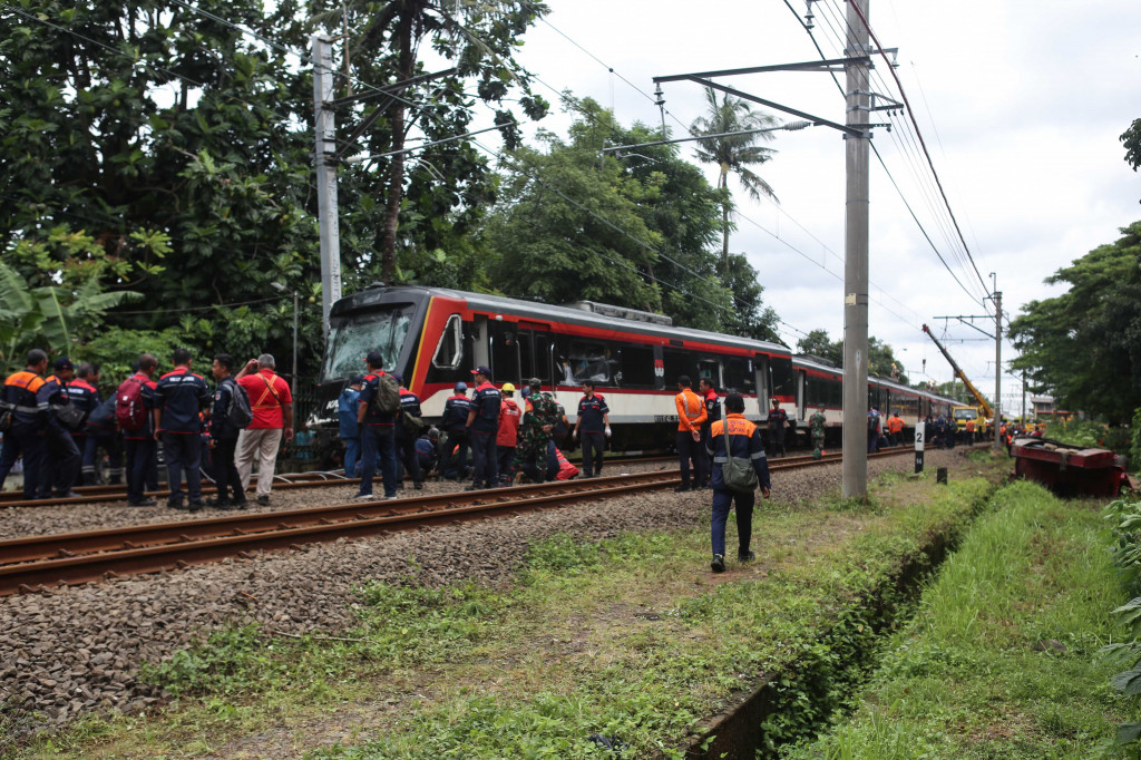 Proses evakuasi dilakukan untuk memindahkan rangkaian kereta serta membuka kembali jalur rel yang terdampak.
