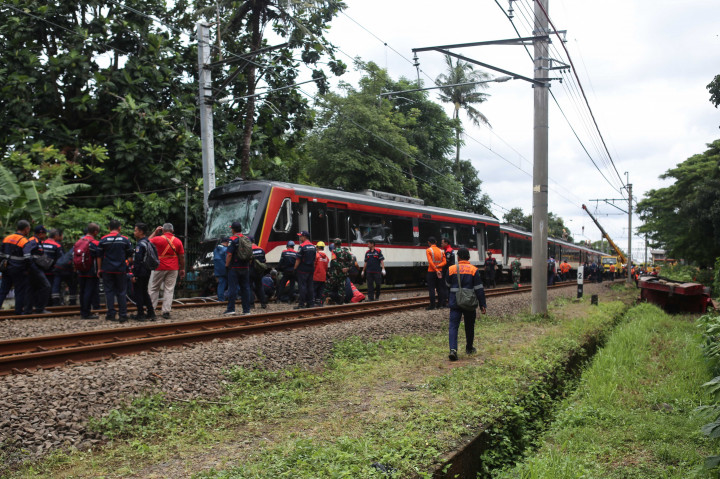 Proses evakuasi dilakukan untuk memindahkan rangkaian kereta serta membuka kembali jalur rel yang terdampak.
