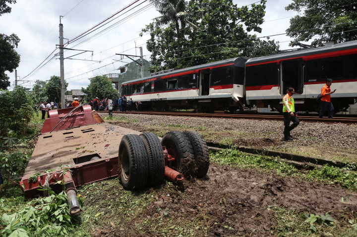 Kereta Api Bandara Soekarno-Hatta tersebut mengalami anjlok setelah menabrak truk di pelintasan sebidang JPL 21 sehingga menutup akses jalan dan membuat rute perjalanan KRL terganggu.