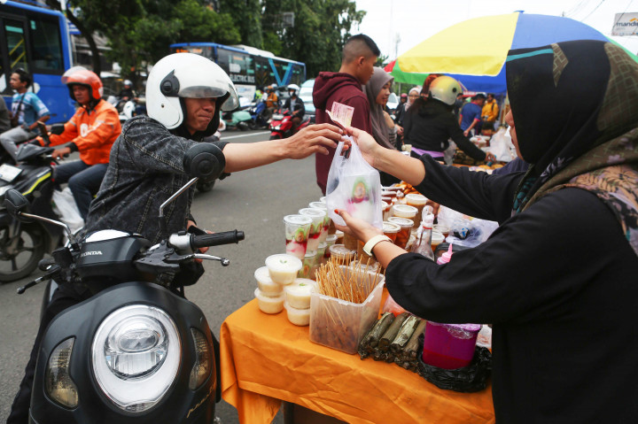 Warga berburu takjil atau makanan untuk berbuka puasa yang dijajakan di Jalan Panjang Kawasan Kebon Jeruk, Jakarta Barat, Jumat, 20 Februari 2026. 