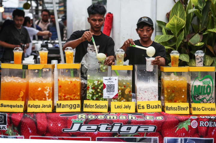 Tradisi berburu takjil menjelang waktu berbuka puasa menjadi salah satu yang identik saat Ramadan.