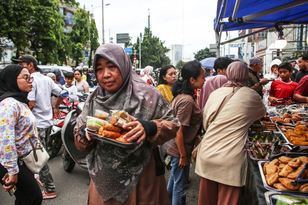 Jalan panjang menjadi salah satu tempat favorit warga Jakarta Barat untuk mencari aneka makanan dan minuman untuk menu berbuka puasa. Kemacetan pun tak bisa dihindarkan saat melintas di kawasan tersebut.
