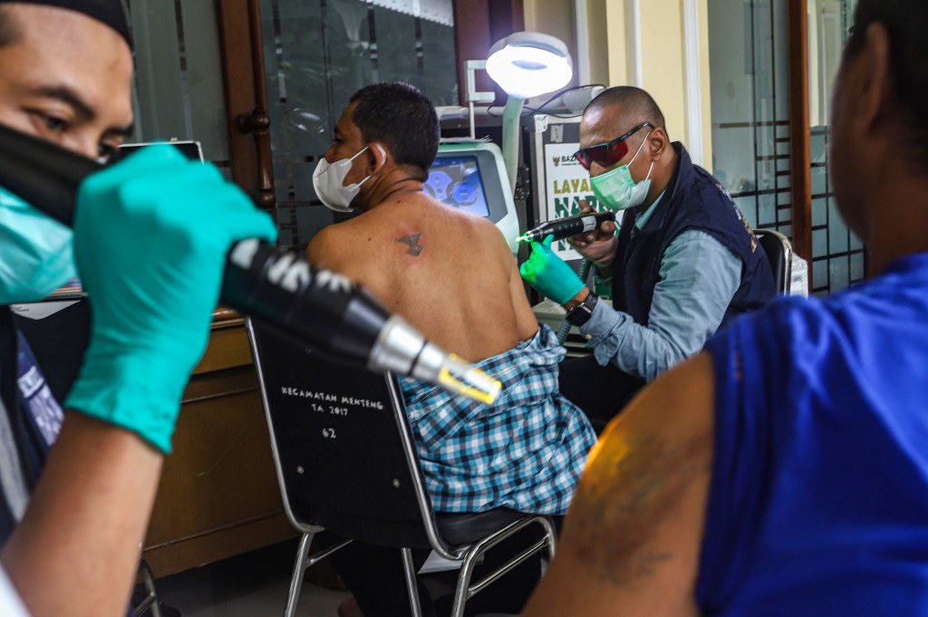 Suasana berbeda terlihat di Masjid Sunda Kelapa, Jakarta, Senin, 23 Februari 2026. Sejumlah peserta mengikuti program hapus tato gratis yang digelar Baznas DKI Jakarta dengan menggunakan metode laser. Layanan ini menjadi salah satu rangkaian kegiatan sosial selama bulan suci Ramadan.