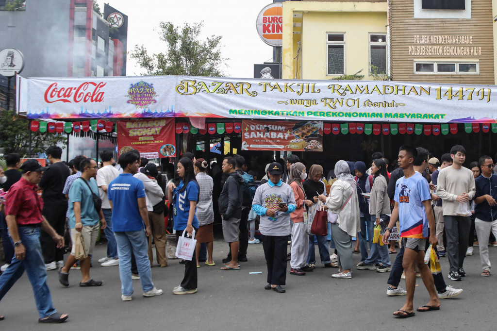 Bazaar Takjil Benhil menjadi salah satu destinasi favorit warga Jakarta untuk berburu menu makanan dan minuman berbuka puasa. 
