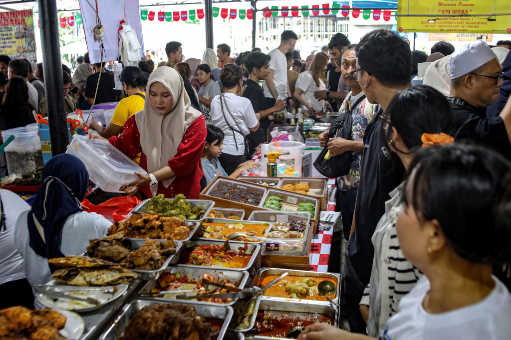 Pedagang melayani pembeli menu takjil untuk berbuka puasa di Bazaar Takjil Bendungan Hilir (Benhil), Jakarta. 